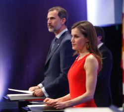 Sus Majestades los Reyes durante la entrega de las becas