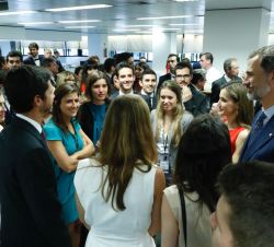 Tras la finalización del acto, Don Felipe y Doña Letizia conversan con los asistentes