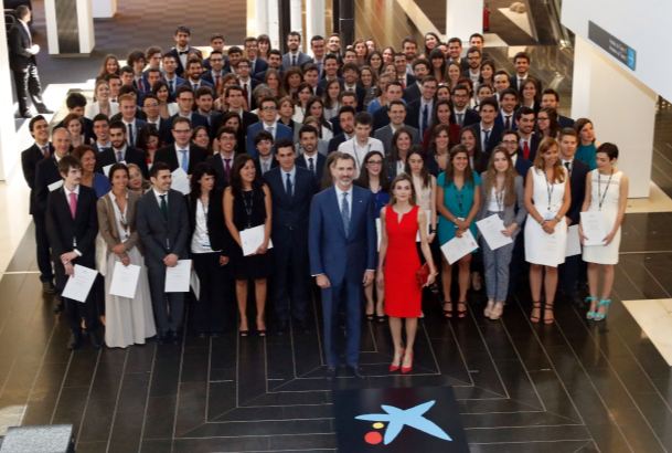Sus Majestades los Reyes junto a los becados