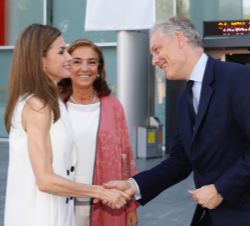 Doña Letizia recibe el saludo del embajador del Reino Unido en España, Simon J. Manley