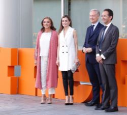 Doña Letizia, con la secretaria de Estado de Investigación, Desarrollo e Innovación, el embajador del Reino Unido en España y el director general de l