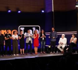 Vista del escenario con el maestro de ceremonias, los miembros del jurado y los participantes en la final de Famelab España 2017