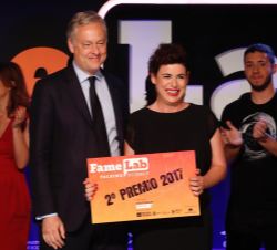 Ana Peiró recibe el segundo premio de manos del embajador del Reino Unido en España, Simon J. Manley