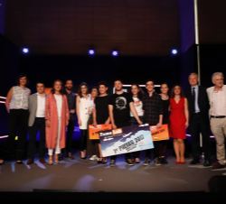 Su Majestad la Reina, con los premiados y los finalistas de Famelab España 2017, los miembros del jurado, el maestro de ceremonias, la secretaria de E