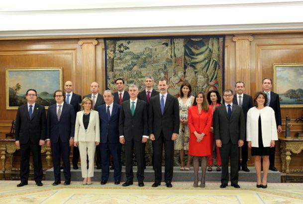 Su Majestad el Rey con la junta de Gobierno de la Fedeación de Asociaciones de Cuerpos Superiores de la Administración Civil del Estado