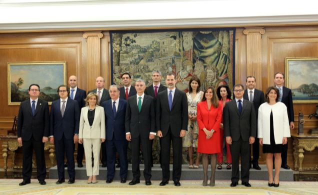 Su Majestad el Rey con la junta de Gobierno de la Fedeación de Asociaciones de Cuerpos Superiores de la Administración Civil del Estado