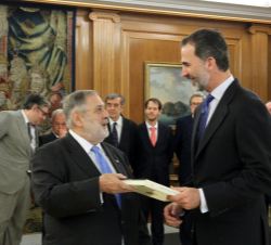 Don Felipe recibe un libro de manos de Juan Van-Halen Acedo durante el desarrollo de la audiencia