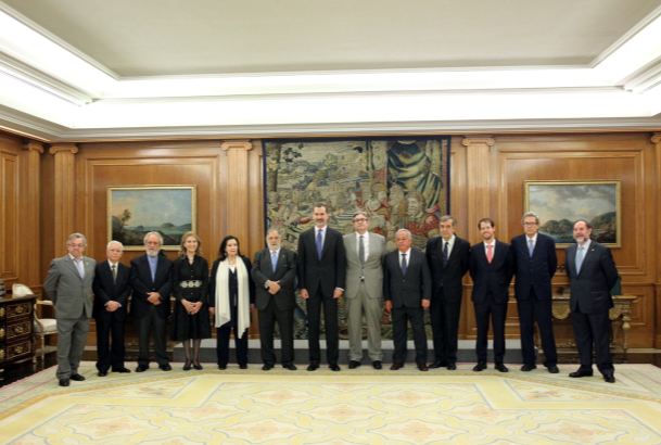 Su Majestad el Rey con la junta directiva de la Asociación de Escritores y Artistas Españoles
