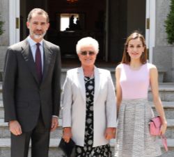 Sus Majestades los Reyes junto a a Su Alteza Real la Princesa Muna Al Hussein de Jordania, madre de Su Majestad el Rey Abdalá II