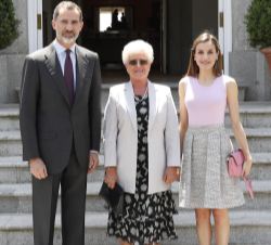 Sus Majestades los Reyes acompañados de Su Alteza Real la Princesa Muna Al Hussein de Jordania, madre de Su Majestad el Rey Abdalá II de Jordania