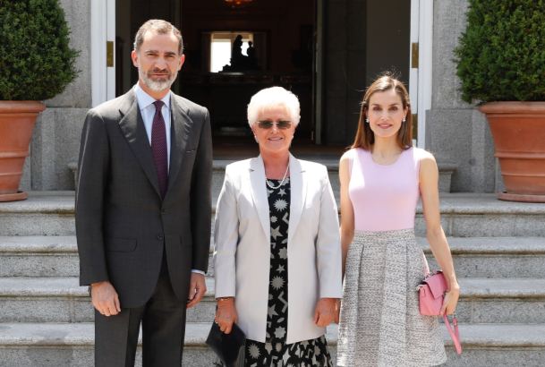 Sus Majestades los Reyes junto a a Su Alteza Real la Princesa Muna Al Hussein de Jordania, madre de Su Majestad el Rey Abdalá II