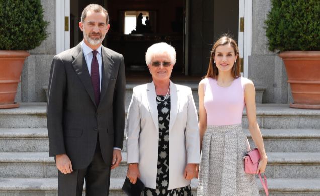 Sus Majestades los Reyes junto a a Su Alteza Real la Princesa Muna Al Hussein de Jordania, madre de Su Majestad el Rey Abdalá II