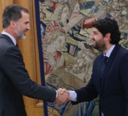 Su Majestad el Rey recibe el saludo del presidente de la Región de Murcia, Fernando López Miras
