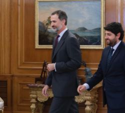 Don Felipe se dirige a su desapacho acompañado del presidente de la Región de Murcia 