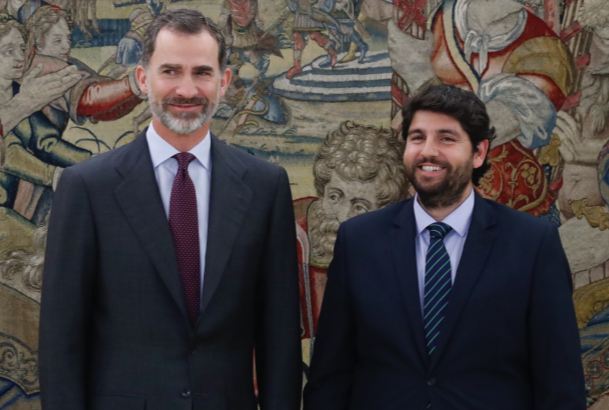 Su Majestad el Rey recibe con el presidente de la Región de Murcia, Fernando López Miras