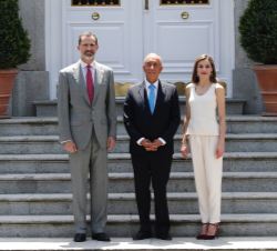 Sus Majestades los Reyes y el Presidente de Portugal, momentos antes de dar comienzo el almuerzo