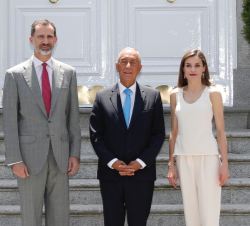 Sus Majestades los Reyes y el Presidente de Portugal, momentos antes de dar comienzo el almuerzo