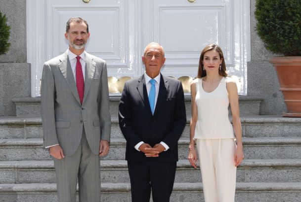 Sus Majestades los Reyes y el Presidente de Portugal, momentos antes de dar comienzo el almuerzo