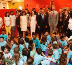 Sus Majestades los Reyes y el Presidente de Portugal en el Pabellón Infantil de la Feria del Libro de Madrid