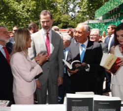 Sus Majestades los Reyes y el Sr. Marcelo Rebelo de Sousa visitan una de las casetas de la Feria del Libro