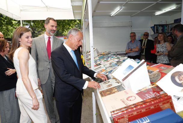 os Reyes y el Presidente de Portugal durante su paso por una de las casetas de la Feria del Libro de Madrid
