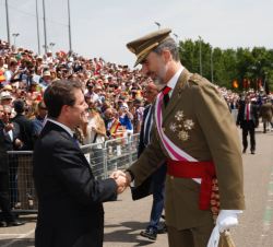 Su Majestad el Rey recibe el saludo del presidente de la Junta de Comunidades de Castilla-La Mancha, Emiliano García-Page, a su llegada al acto