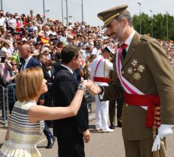 Su Majestad el Rey recibe el saludo de la ministra de Defensa, María Dolores de Cospedal, a su llegada al acto