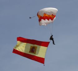 Una patrulla de la Brigada Paracaidista efectúa un lanzamiento sobre la zona del acto, portando la Bandera que posteriormente se izó
