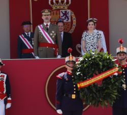 Sus Majestades los Reyes durante el movimiento de los Guiones y los porta Corona, a los acordes de "La muerte no es el final"