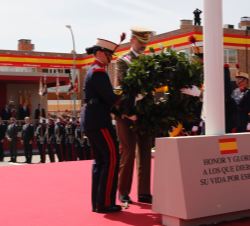 Su Majestad el Rey efectúa la ofrenda de la Corona de Laurel