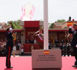 Su Majestad el Rey durante el Toque de Oración por los militares que dieron su vida por España