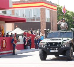 Sus Majestades los Reyes al paso de un vehículo de Alta Movilidad Táctica de la Armada