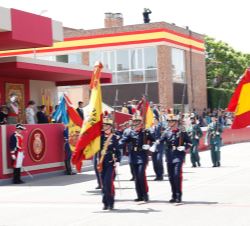 Sus Majestades los Reyes al paso de la Bandera y los Estandartes Nacionales