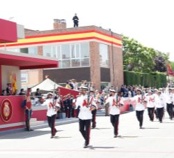 Sus Majestades los Reyes al paso de un Batallón mixto de la Armada