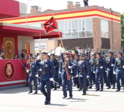 Sus Majestades los Reyes al paso de un Escuadrón del Ejército del Aire