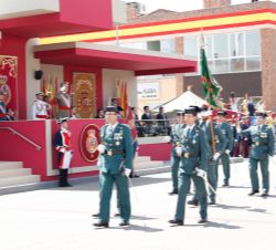 Sus Majestades los Reyes al paso de un Batallón de alumnos de la Guardia Civil