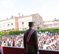 Sus Majestades los Reyes al paso de un Compañia de Regulares