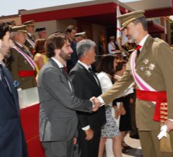 Su Majestad el Rey se despide de familiares de militares fallecidos en acto de servicio, que le acompañaron durante el acto