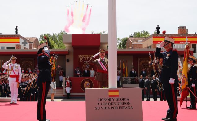 Su Majestad el Rey durante el Toque de Oración por los militares que dieron su vida por España