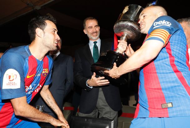 Su Majestad el Rey entrega la Copa de campeón a los capitanes del FC Barcelona, Andrés Iniesta y Sergio Busquets
