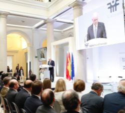 Su Majestad la Reina en primera fila de asientos durante las palabras del presidente del BBVA, Francisco González