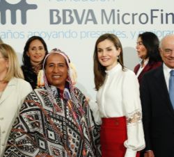 Fotografía de grupo de Su Majestad la Reina con participantes en los paneles