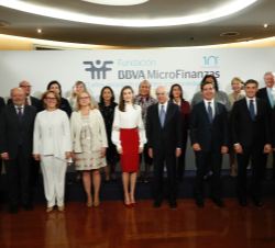 Fotografía de grupo de Su Majesta la Reina con las autoridades y participantes en el acto