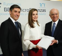 Su Majestad la Reina junto al presidente de BBVA, Francisco González y el director general de la Fundación Microfinanzas BBVA, Javier Flores, tras hac