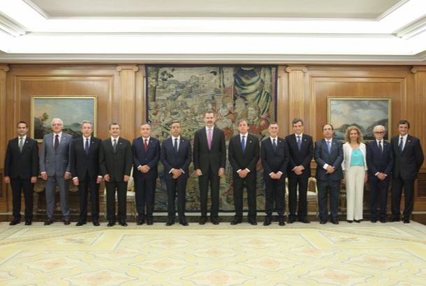 Fotografía de grupo de Su Majestad el Rey con el Consejo General de Dentistas de España