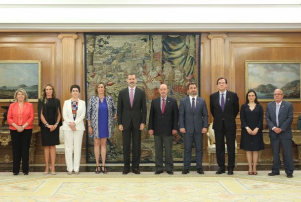 Fotografía de grupo de Su Majestad el Rey con la Junta de Gobierno del Colegio de Abogados de Madrid