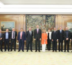 Fotografía de grupo de Su Majestad el Rey con representantes de la Federación de Gremios de Editores de España
