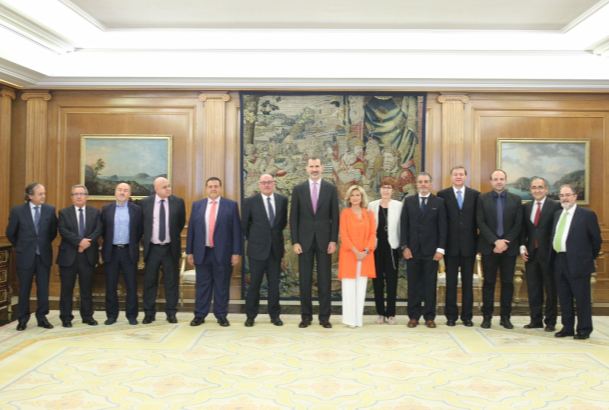 Fotografía de grupo de Su Majestad el Rey con representantes de la Federación de Gremios de Editores de España