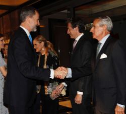 Don Felipe recibe el saludo del presidente ejecutivo de Europa Press Grupo, Asís Martín de Cabiedes, a la llegada de Sus Majestades los Reyes al Hotel