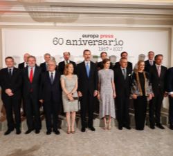 Fotografía de grupo junto a las autoridades asistentes